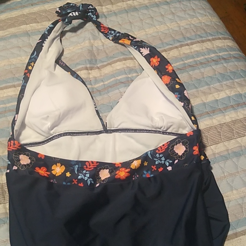 Women's one-piece bathing suit. - Picture 2 of 5